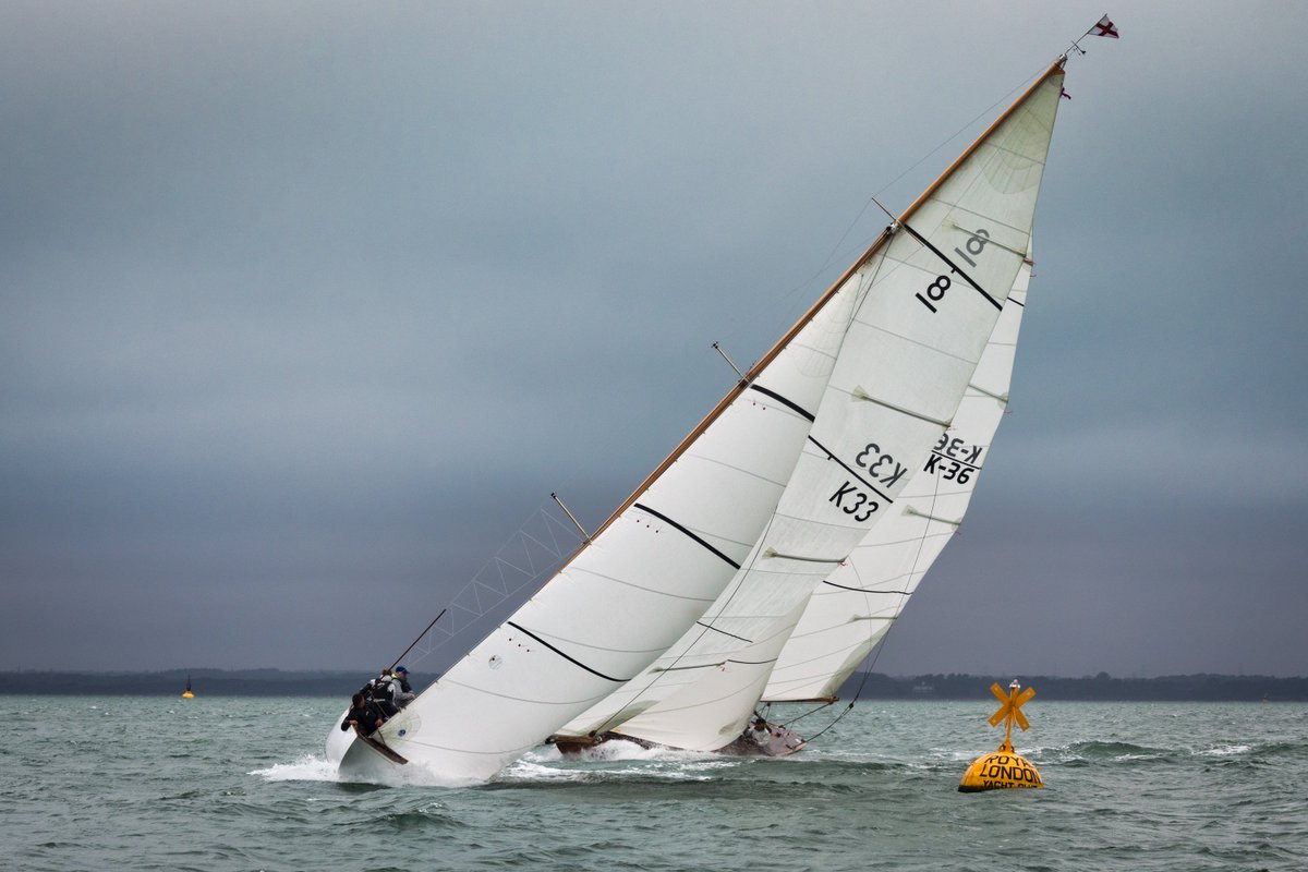 BCYC_BCW's tweet photo. Wet and wild racing in 25knots apparent on the final day of Panerai British Classic Week. Read up on today's action on the water here:
https://t.co/fDas94PTwi #paneraibritishclassicweek
Photos: Chris Brown Photography https://t.co/MLD0ecy3vy