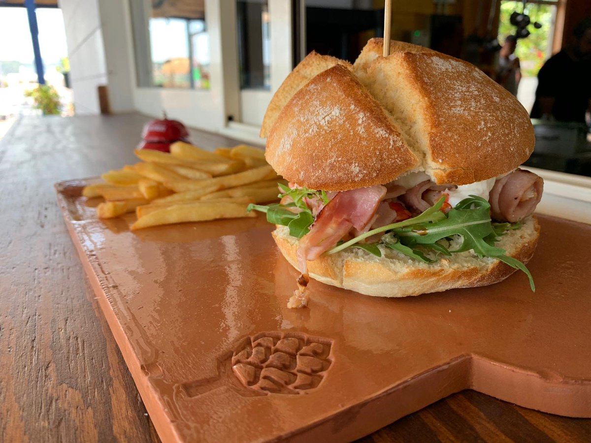 latana_pub's tweet photo. Special guest del WeekenD, direttamente dal lido Costa Pagoda, il Gamberon de' Gamberoni.
Rucola, burrata, salsa BBQ al Jack Daniel's e gamberoni al mexcal avvolti nel bacon...
Credeteci, abbiamo l'acquolina in bocca solo a descriverlo!!!
Solo per questo WeekenD!!! https://t.co/MrotqmXgMs