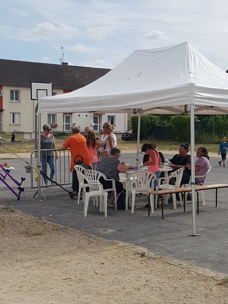 MarioRossiReims's tweet photo. Zvec @mariedepaquy visite pour cette fin d une semaine animée et réussie aux pieds des Tours #Walbaum grâce à la mobilisation des équipes de #TRAC et de la maison de quartier #3Fontaines .Des enfants joyeux et créatifs https://t.co/VYd4fXNAYS
