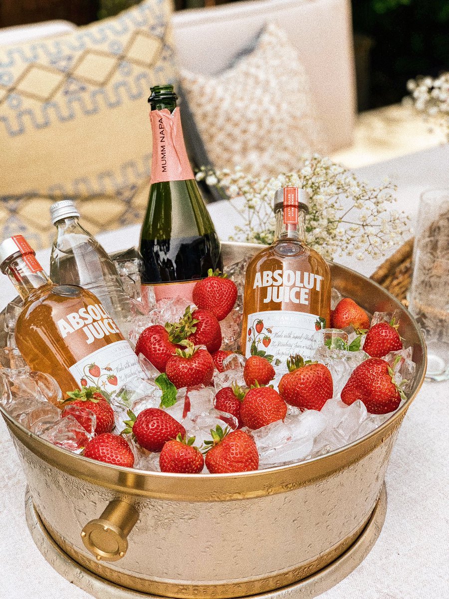Our new favorite summer cocktail: Absolut Juice Strawberry (made with real strawberry juice) + sparkling rosé + soda! Honestly, refreshing! @ABSOLUTvodka_US #getjuicy #absolutjuice #ad instagram.com/p/B0EYlEvhhOv/…