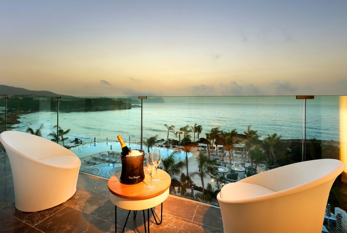 Kaudex_contract's tweet photo. Con estas vistas desde la habitación de un hotel recién equipado les deseamos FELIZ FIN DE SEMANA!!. #blesshotel #ibiza #islasbaleares #descanso #relax #lujo #hedonista #palladiumhotelgroup #desconexion #bless #kaudex #finde #tranquilidad #serenidad #madeforyou https://t.co/0LwIWqqFW4