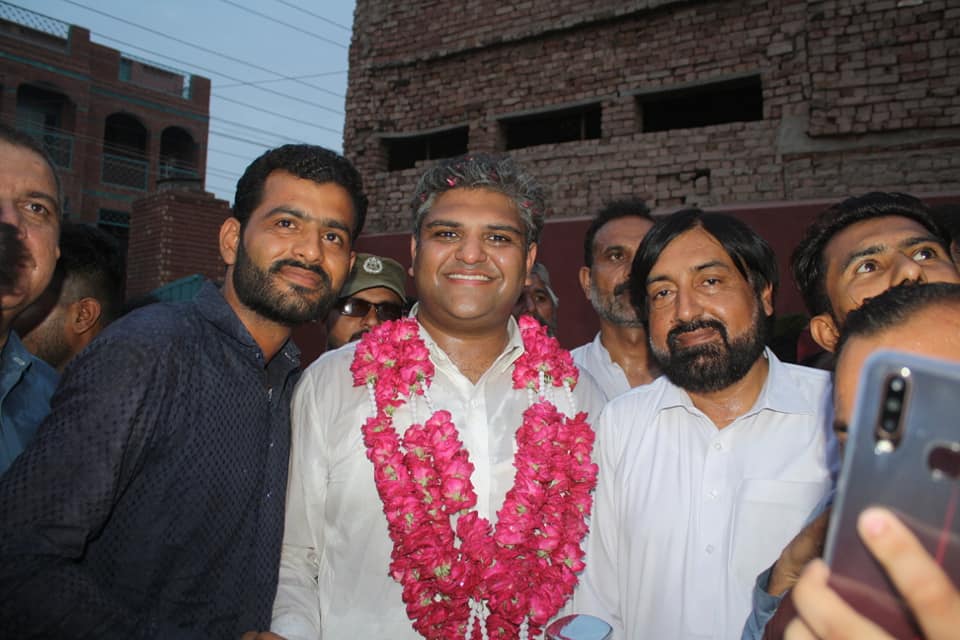 TeamZHQ's tweet photo. رکنِ قومی اسمبلی و پاکستان کی پارلیمانی کرکٹ ٹیم کے کپتان، مخدومزادہ زین حسین قریشی کی ملتان آمد پر شاندار اسقتبال، پارلیمانی ورلڈ کپ جیتنے کی خوشی میں پی ٹی آئی رہنماؤں، کارکنان اور شہریوں کی جانب سے پرتپاک استقبال اور ریلی کا انعقاد کیا گیا۔
#IPCWC @ZainHQ https://t.co/317MQewoDW