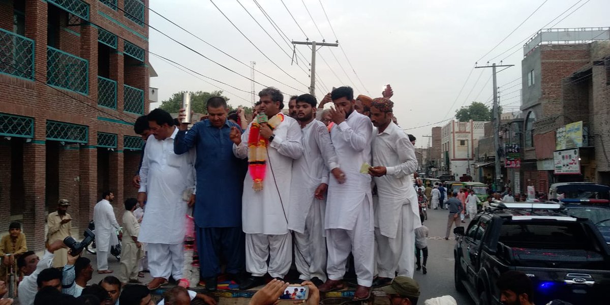 TeamZHQ's tweet photo. رکنِ قومی اسمبلی و پاکستان کی پارلیمانی کرکٹ ٹیم کے کپتان، مخدومزادہ زین حسین قریشی کی ملتان آمد پر شاندار اسقتبال، پارلیمانی ورلڈ کپ جیتنے کی خوشی میں پی ٹی آئی رہنماؤں، کارکنان اور شہریوں کی جانب سے پرتپاک استقبال اور ریلی کا انعقاد کیا گیا۔
#IPCWC @ZainHQ https://t.co/317MQewoDW