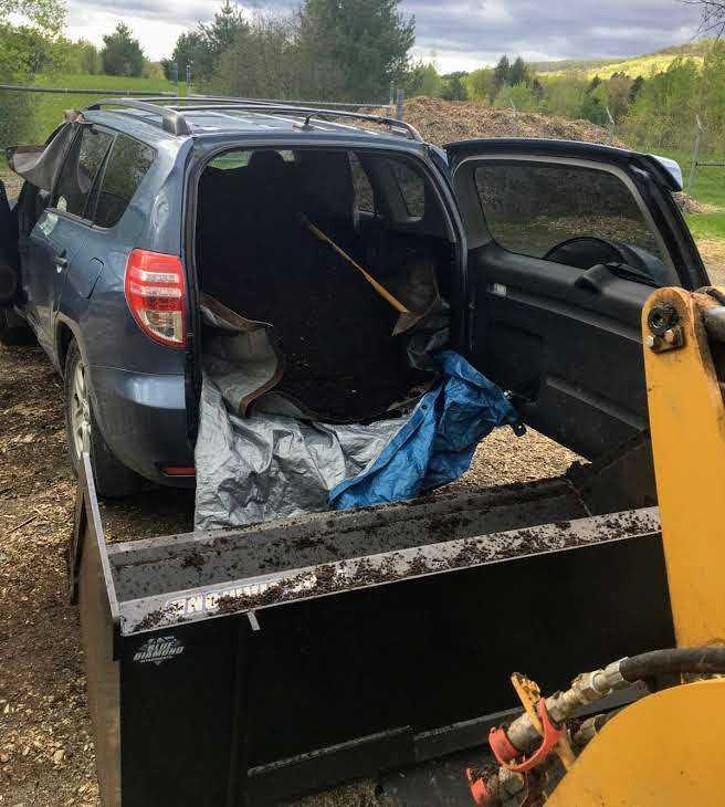 We love the creative ways people come pick up #LamoilleSoil compost from us! Where there is a will, there is a way! #FeelGoodFriday #creativesolutions