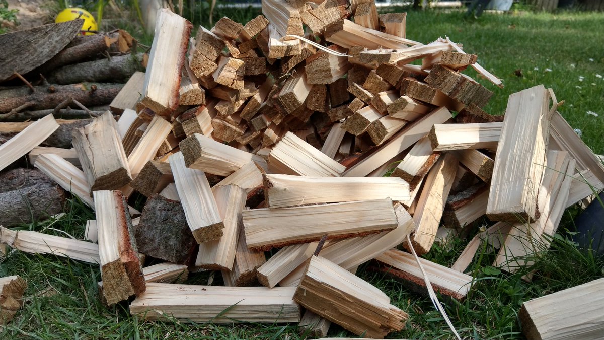 thomc_d's tweet image. #derWinternaht
#Kleinholz #gehacktes #kamin