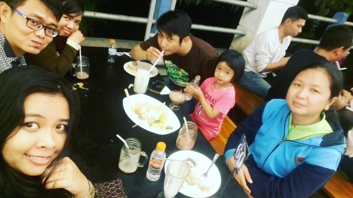 meme_serena's tweet photo. #QualityTime #oldfriend #Dinner https://t.co/y5oI8hntB0