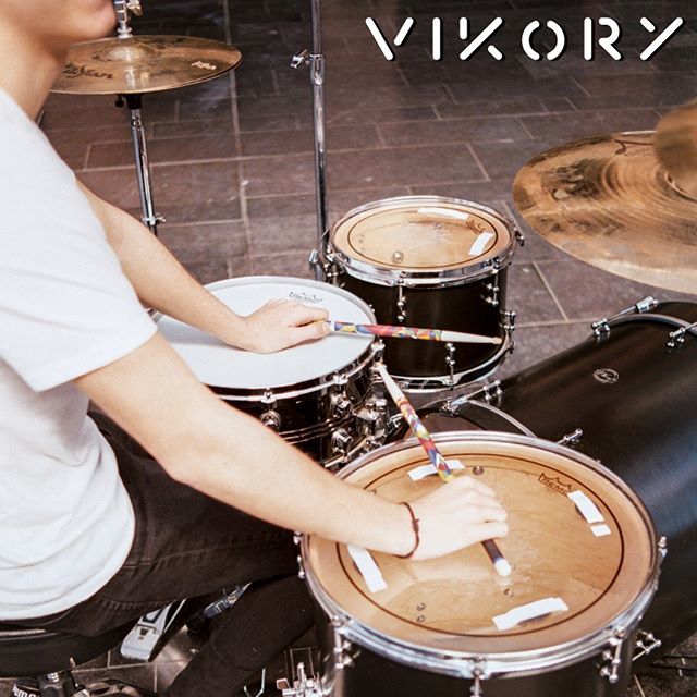 vikorysticks's tweet photo. Drumming tutorial : How to add style and beauty to your drumming ?
Play with Vikory drumsticks. ✌️🔥 #vforvikory
#drumporn #instadrums #drumming #musicians #drumtrepreneur #drumuniversity #drummerlife #drumstick #percussion #hickory https://t.co/OOr1awLa8s