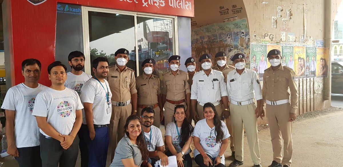 AhmedabadPolice's tweet photo. "Be the change you want to see in the World" with this conviction @DNB_India ADI, provided traffic controllers 150 pollution safety masks and 10 Baton lights as a part of their "Do Good Week"@GujaratPolice @ipsvipul_ https://t.co/DQ5vfwMv6B