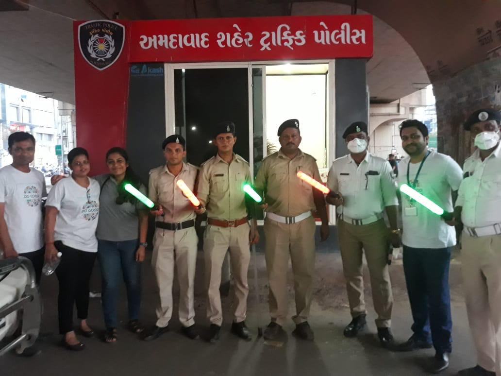 AhmedabadPolice's tweet photo. "Be the change you want to see in the World" with this conviction @DNB_India ADI, provided traffic controllers 150 pollution safety masks and 10 Baton lights as a part of their "Do Good Week"@GujaratPolice @ipsvipul_ https://t.co/DQ5vfwMv6B