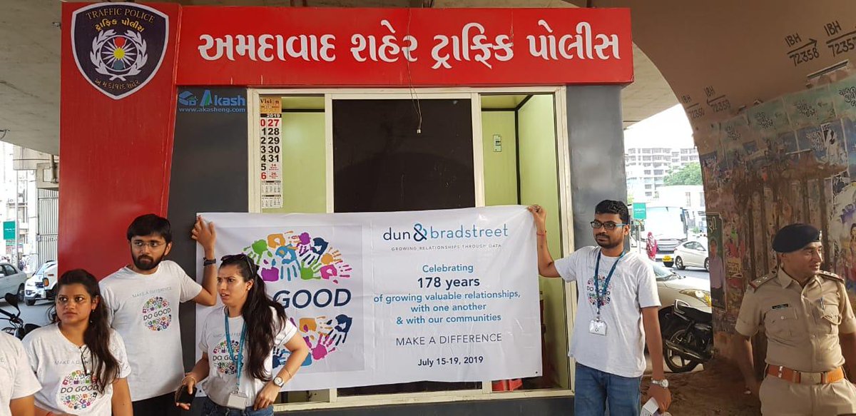 AhmedabadPolice's tweet photo. "Be the change you want to see in the World" with this conviction @DNB_India ADI, provided traffic controllers 150 pollution safety masks and 10 Baton lights as a part of their "Do Good Week"@GujaratPolice @ipsvipul_ https://t.co/DQ5vfwMv6B