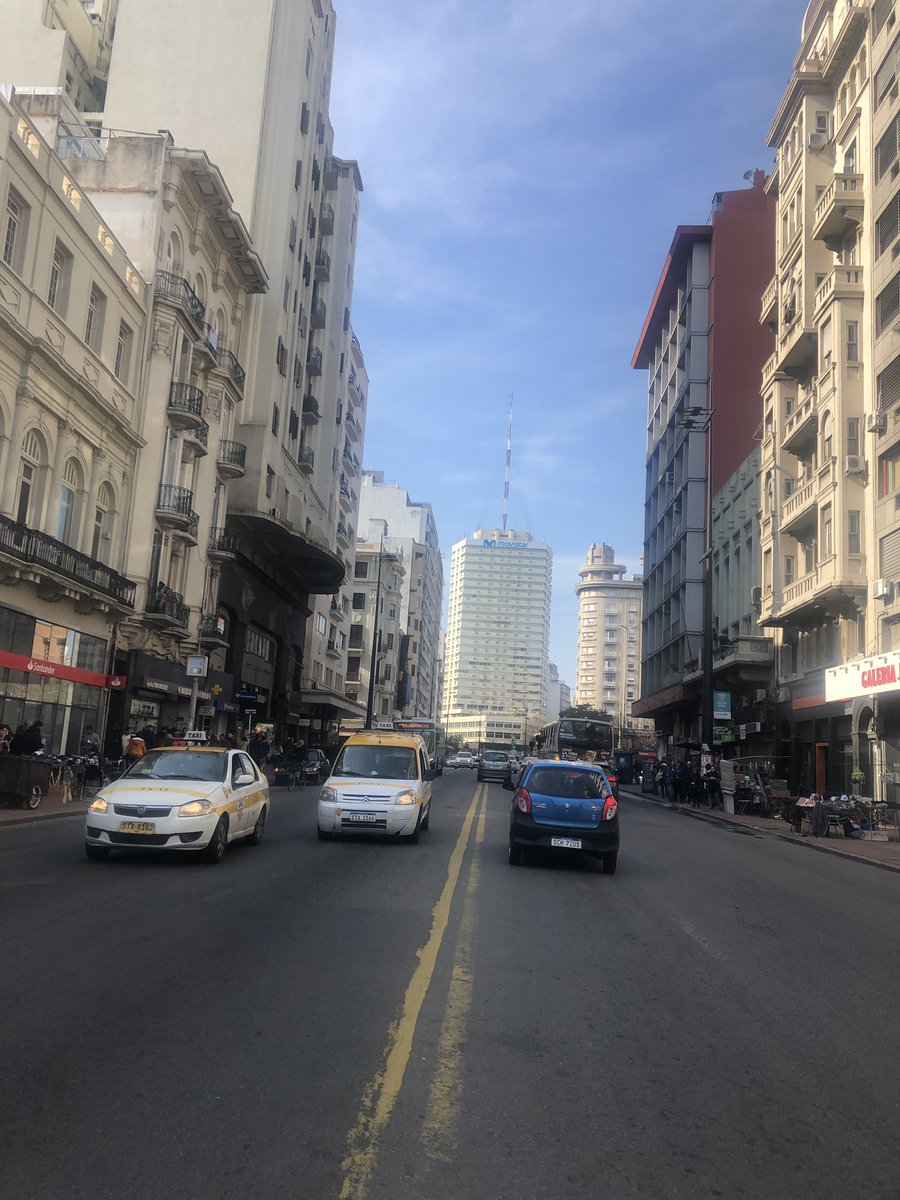 Boqui11's tweet photo. RT @rodroopy_ Odio cuando falta el cadete y me mandan a la calle. Como extraño las 8 hs abajo del aire, sentado en el escritorio, comiendo bizcochos y jugando al Candy Crush! #injusticia #mehacenlaburar #chetoputo https://t.co/KaYLC7pFQ8