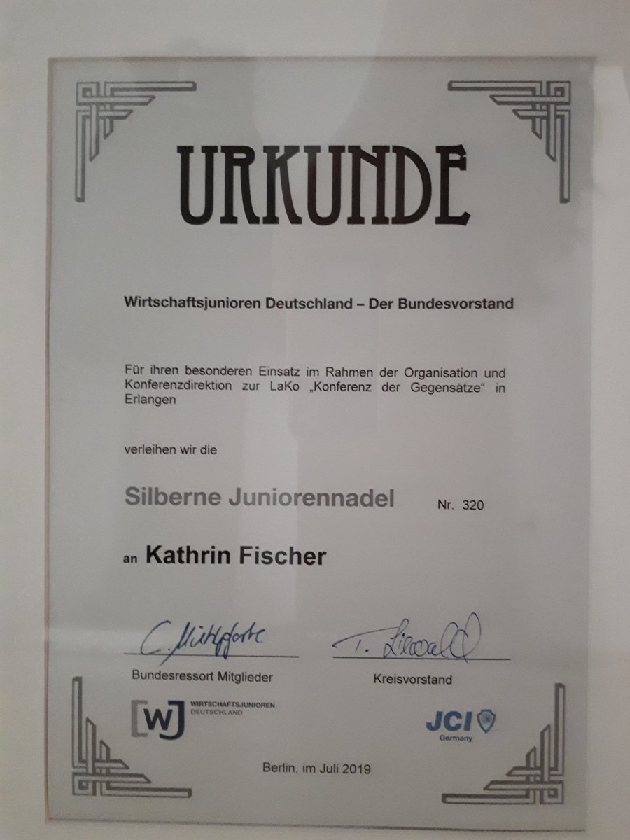 K___Metz's tweet photo. Im Rahmen der #LakoErlangen2019 habe ich die Silberne Juniorennadel verliehen bekommen. Danke für die Ehrung und die schöne Auszeichnung! Habe mich sehr darüber gefreut!😊 @WJErlangen @WJBayern @WJDeutschland https://t.co/P09DMSDvRS