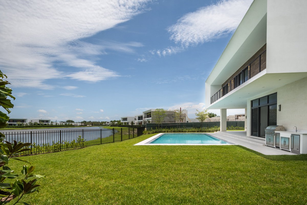 SklarTeam's tweet photo. If you're looking for an elegant, modern home, we've got the listing for you! This masterpiece includes a salt water heated pool, porcelain tile floors on the first story and warm oak wood upstairs, white Italia-made kitchen cabinets and more.
📍 16593 #Botaniko Drive, #Weston https://t.co/mPee5wvgkZ
