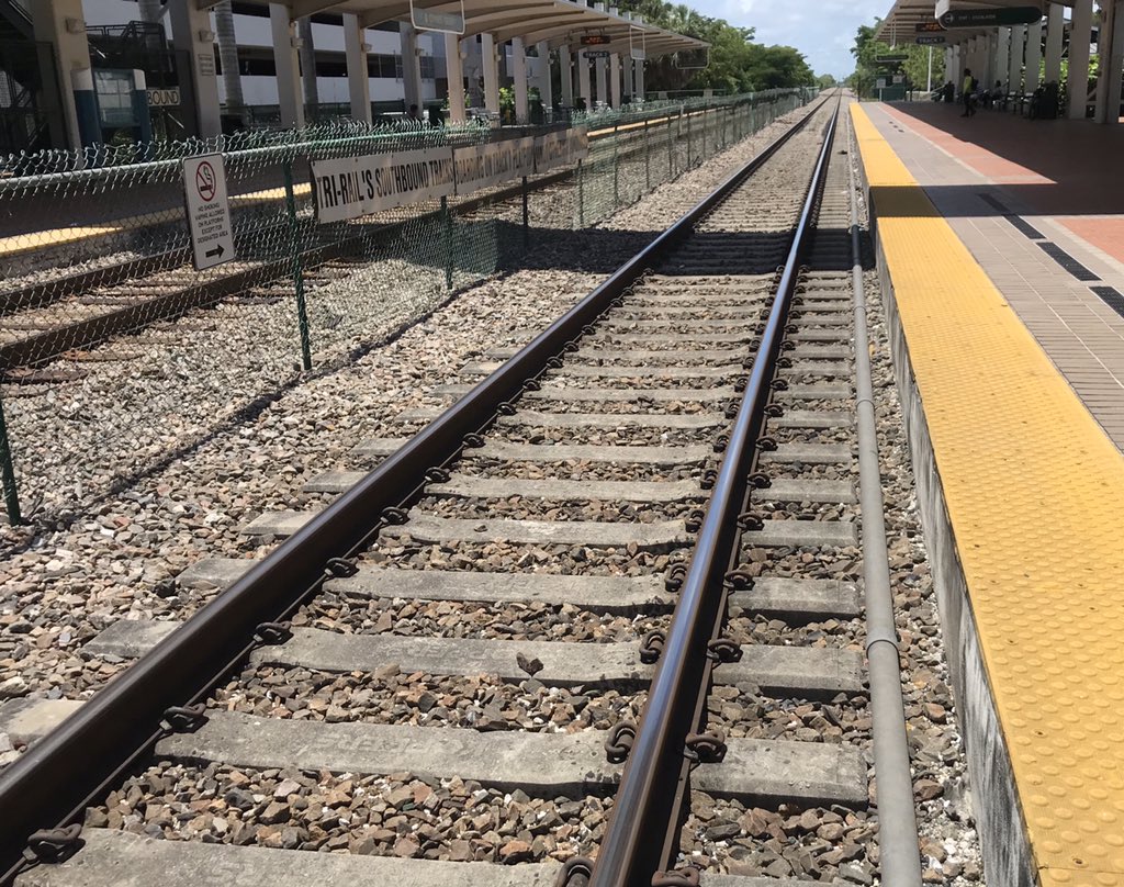DalveyG's tweet photo. You can't tell which way the train went by looking at the tracks
#whypree https://t.co/9D1i7IK9XH