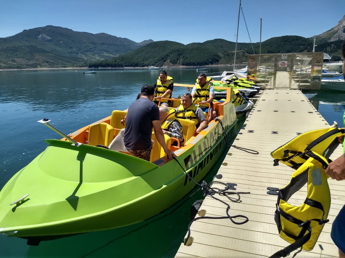 manosarribafm's tweet photo. Nos hemos empapado pero ha merecido la pena la experiencia 🚤 Muy recomendable 👏👏💃💃
#Riaño
#Motojet
#leonesp https://t.co/z1t8HomGwl