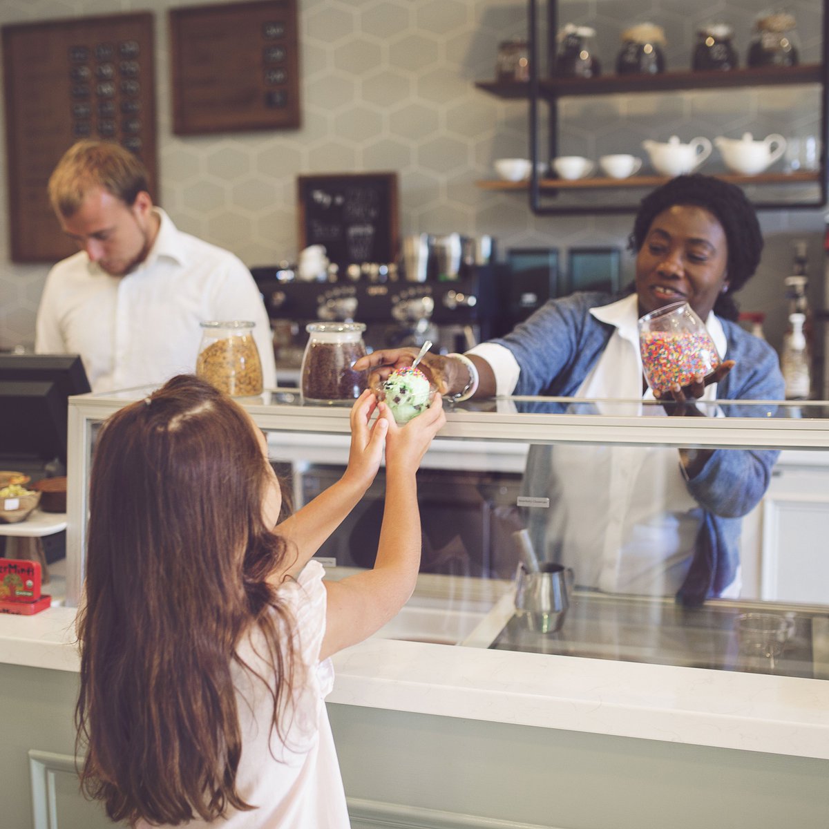 innatbayharbor's tweet photo. Today feels like an ice cream kind of day! #APlaceLikeNoOther #cafe #icecream #coffeeshop #murdicks #shoplocal #summerday #northernmichigan #resort #luxuryhotels #summertime #dessertfirst #happyplace #vacation #fridayfeeling https://t.co/sOeiAPKvgo