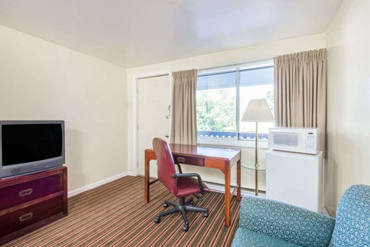 RelaxInnBruns's tweet photo. Each room comes with a kitchenette to make your stay as easy and comfortable as possible! #RelaxInn #Brunswick #Maine https://t.co/vr1YYzM2RI