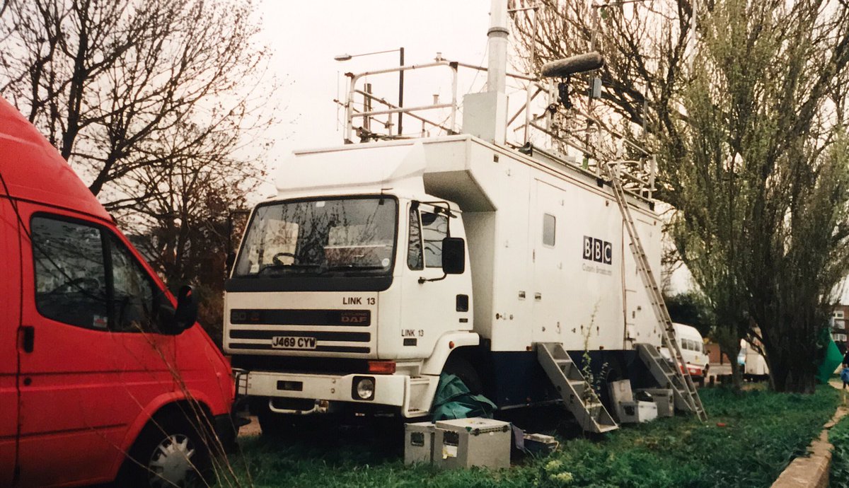 stevechalles's tweet photo. Archive OB pics: 2002 Boat Race covered by BBC Outside Broadcasts - 1-3) Finish at Mortlake; 4) Links vehicle at Lonsdale Road, Barnes. #BBCOB https://t.co/aBl3oTiX6X