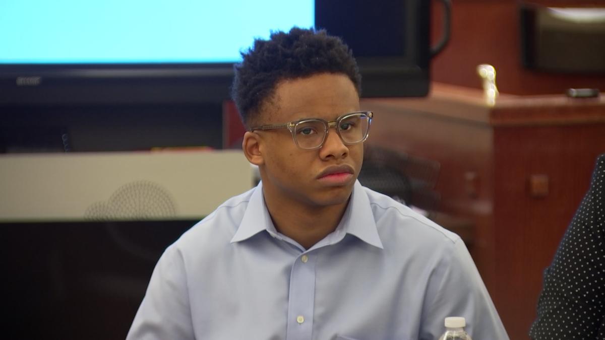 RapFavorites's tweet image. 𝐁𝐑𝐄𝐀𝐊𝐈𝐍𝐆 𝐍𝐄𝐖𝐒: Tay-K has been found guilty of murder, faces up to 99 years in prison. rapfav.co/2sVD