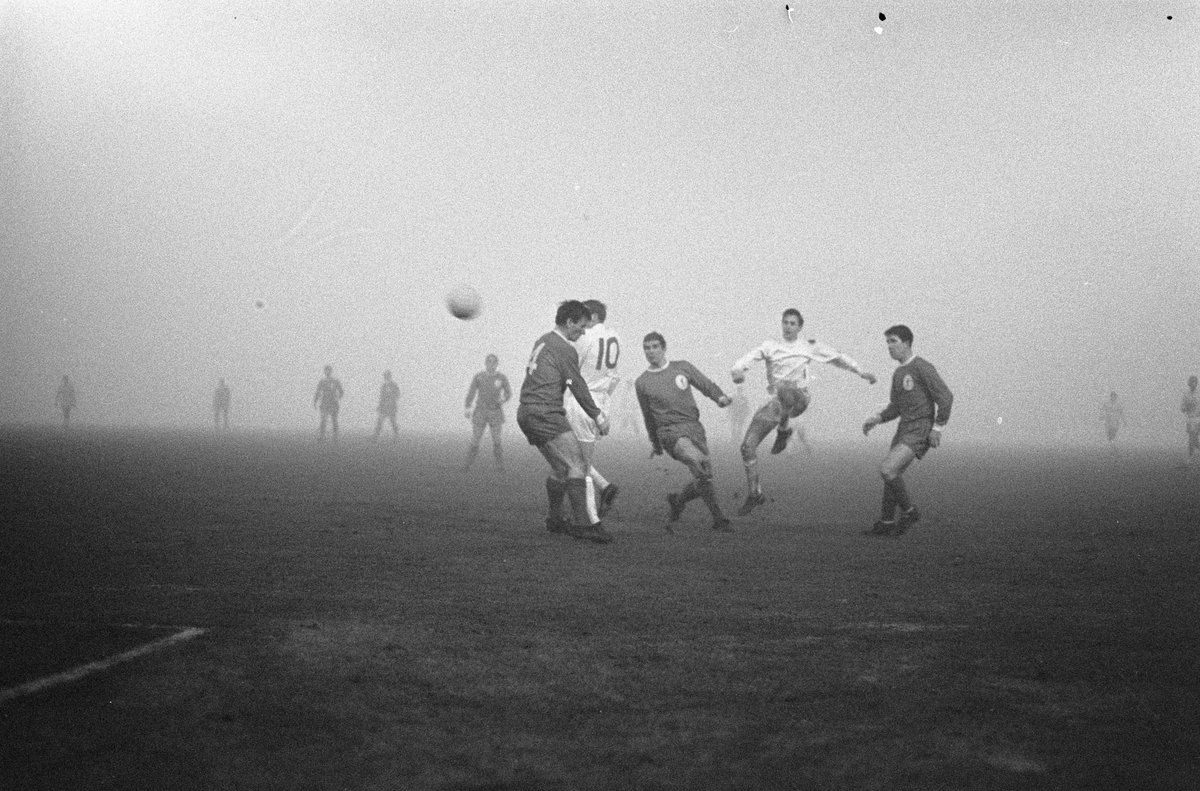 ftblsm's tweet photo. "De Mistwedstrijd" (The Fog Match) @Ajax vs @LFC (5-1) first leg of a second round tie in the 1966/67 #EuropeanCup. #JohanCruijff, #RonYeats on his left, number 10 #KlaasNuninga and #TommySmith (#JackdeNijs/Anefo)
.
@AFCAjax @ajaxmuseumNL @Ajax1nl @AFCAjax_EN https://t.co/krxHbsh0aa