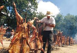 galiciaenfureci's tweet photo. CANDO TRAIADES A UN AMIGO VEGANO A GALICIA LEVÁDEO Á FESTA DO CARNEIRO AO ESPETO DE MORAÑA https://t.co/fVGUkmLPIl