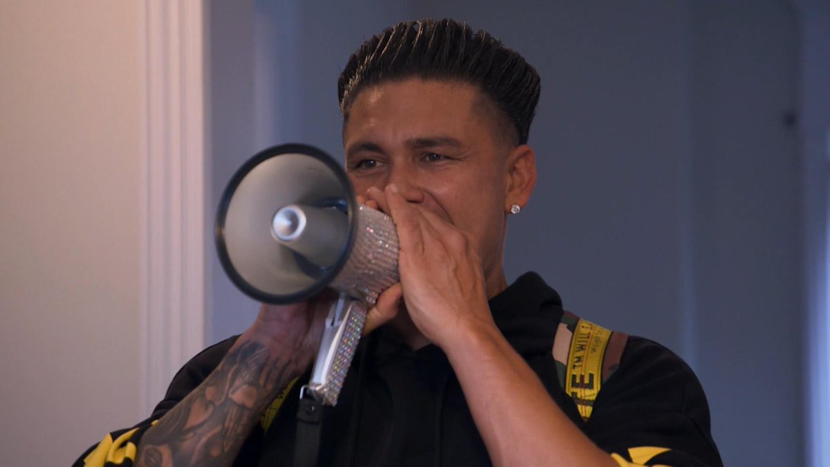 JerseyShore's tweet photo. Them: You can't hear a photo
Me: https://t.co/FDREXr5GXr