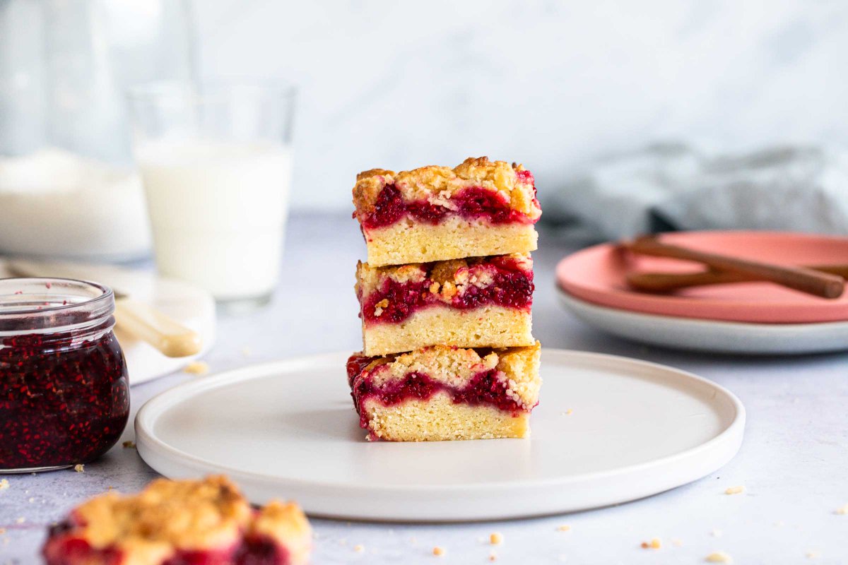 jernejkitchen's tweet image. RASPBERRY CRUMBLE BARS 😍 - amazing, easy summer recipe. The crumble is crunchy and buttery and the raspberries fresh, light and fruity. So good! #raspberries #raspberrycrumble #fruitbars #summerrecipes

RECIPE: jernejkitchen.com/recipes/fruit/…