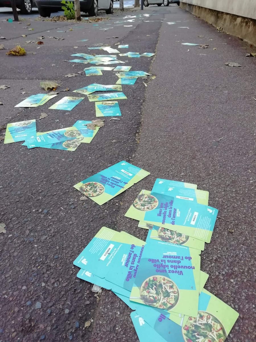 Shame on you <a href="/Deliveroo_FR/">🍣 Deliveroo France</a> !
En 2019 vous ne trouverez rien de mieux que la réclame papier ?! Il y en sur 20 mètres...