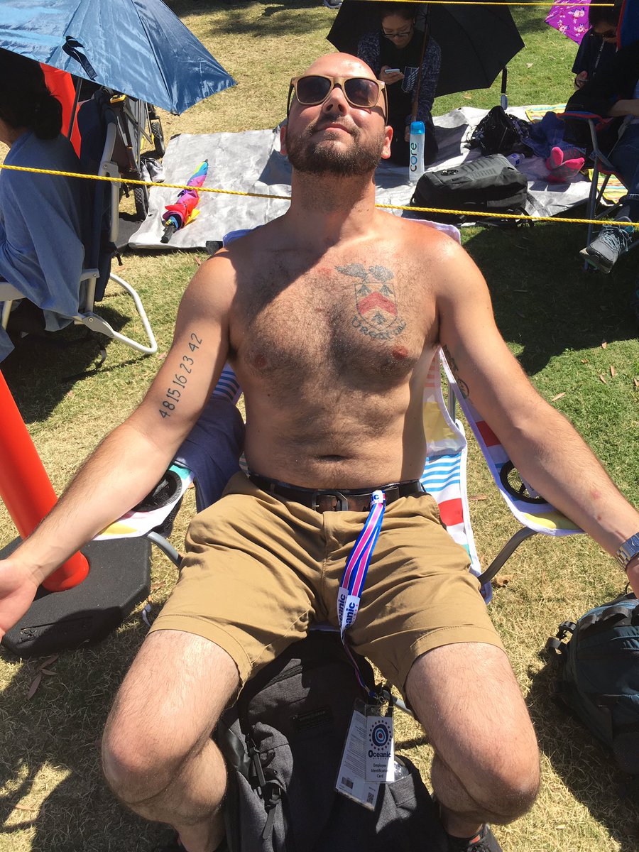 jme713's tweet photo. Hall H NDL sunbathing @HallHLine #HallHLine #SDCC2019 #sdcc https://t.co/HfkMtVmBvr