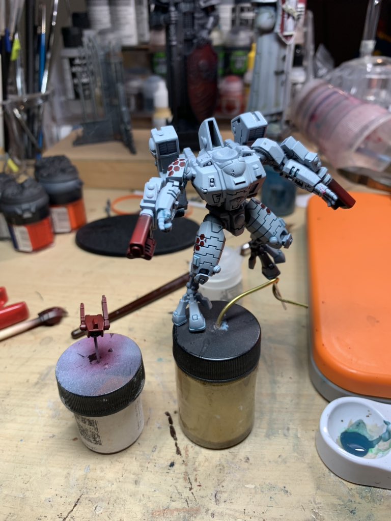 LordBaerion's tweet photo. #FinishProjects continues with another T’au Battlesuit. This time a commander from Vior’la. Eventually I’ll get to my new projects....right? https://t.co/865vK4bnYr