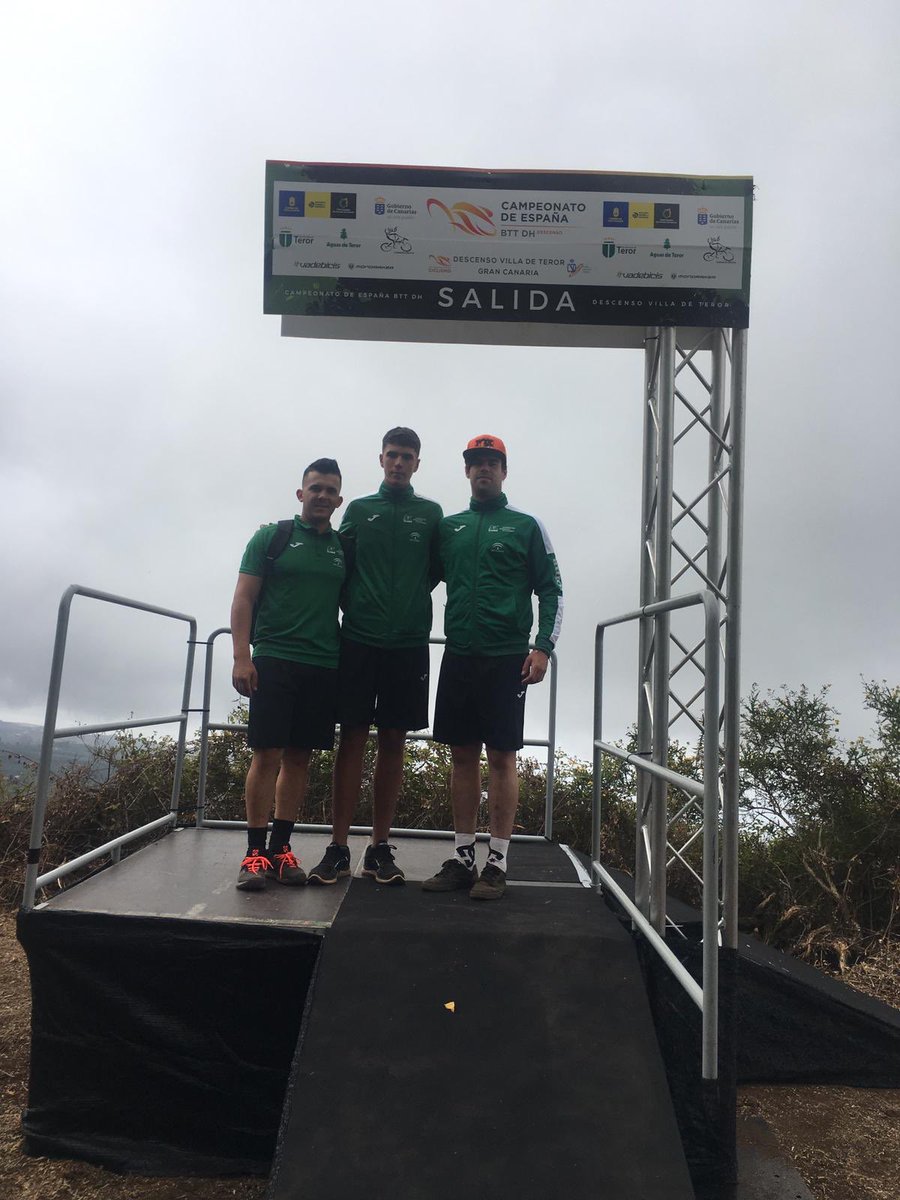 FACiclismo's tweet photo. 📷🚵🏻‍♂️💪🏻💪🏻 La #SelecciónAndaluzaDH finaliza su ‘Track Walk’ del recorrido que este fin de semana afrontarán en el Campeonato de España de Descenso 2019z  #CEDescensoTeror19 @luiszarcoDH https://t.co/YVolUOL0Hl