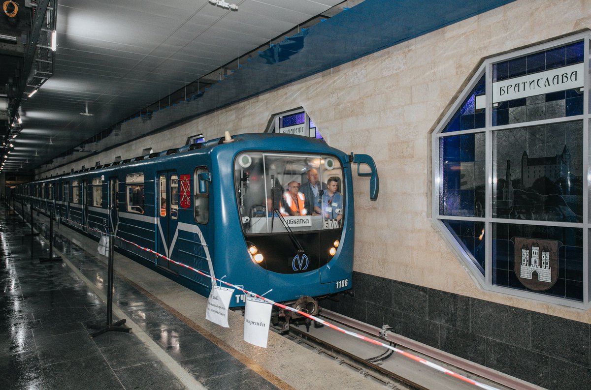 Поезд в метро спб