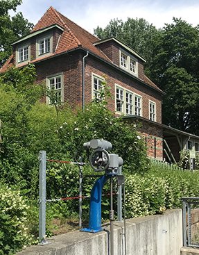 AUMA_USA's tweet image. An AUMA SA .1 actuator with AC .1 integral controls monitors the water level at Weixdorf lake near Dresden, Germany.

More info on our LinkedIn page! Link in bio.
#slidegate #valves #actuator #water #gearboxes