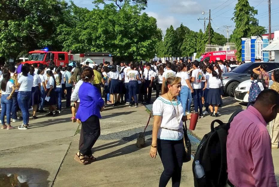 LaVozDeVeraguas's tweet photo. Bomberos de Veraguas participan de un simulacro en el Instituto Urracá evento (Sismo) se evacuarón 1,400 estudiantes, 162 docentes, 65 administrativos. Presente en la evaluación y observación personal #EXBURES, #SAMER, MEDUCA, SINAPROC y Cruz Roja. @criticaenlinea @lindabran1 https://t.co/Zt8ADQlPVx