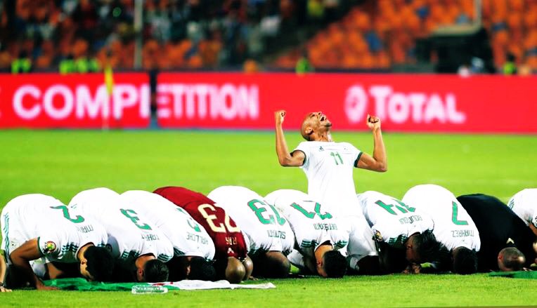 الف مبروك لمنتخب #الجزائر  🇩🇿أمتعونا واسعدوا العرب بفوزهم في مباراة #الجزائز_السنغال  وفوزهم بنهائي #كأس_امم_افريقيا_2019 
وما أجمل الامتنان والشكر لله بالسجود له سبحانه وتعالى ..
 #123VivaLAlgerie