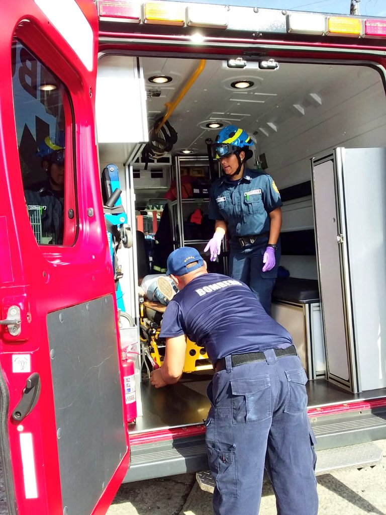 LaVozDeVeraguas's tweet photo. Bomberos de Veraguas participan de un simulacro en el Instituto Urracá evento (Sismo) se evacuarón 1,400 estudiantes, 162 docentes, 65 administrativos. Presente en la evaluación y observación personal #EXBURES, #SAMER, MEDUCA, SINAPROC y Cruz Roja. @criticaenlinea @lindabran1 https://t.co/Zt8ADQlPVx