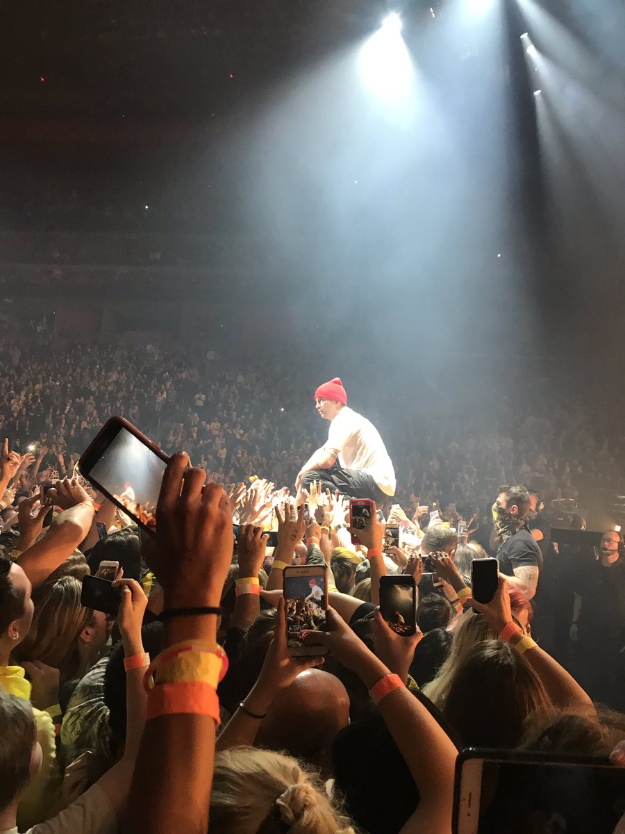 ifanwhenidiefor's tweet photo. who was at bandito detroit October 28 2018??? CLIKKIES HELP ME FIND THIS DUDE WITH THE BANDANA #BANDITODETROIT #SKELETONCLIQUE #twentyonepilots #TRENCH #BANDITOTOUR https://t.co/ciNhecrsgk