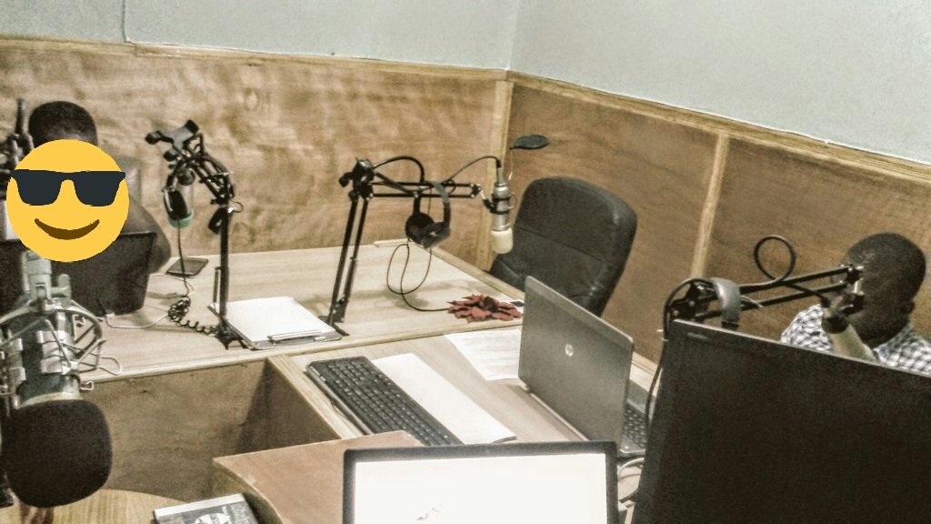 DavyEvens's tweet photo. Mwen andirèk sou Radio News FM 94.3 Senmak pou pale de Teknoloji....

An pasan, kontinye swiv @KreyolTech. 😊 https://t.co/88GGMEz0Ji