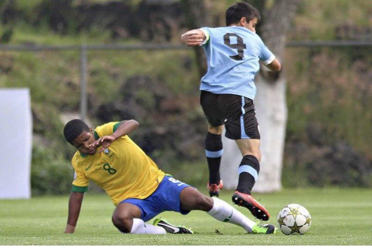 Souza98oficial's tweet photo. Dia do futebol! ❤️⚽️ https://t.co/B2o3iAuX2d