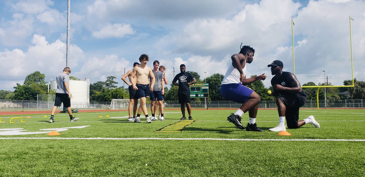 M_Bure's tweet photo. We clocked in and got better today! Phrase for the day is “Drop & Go”
@FitGangTraining
#NoWastedSteps
#ThatWork https://t.co/fDkwabMnA6