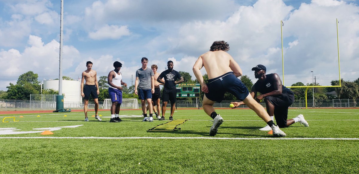 M_Bure's tweet photo. We clocked in and got better today! Phrase for the day is “Drop & Go”
@FitGangTraining
#NoWastedSteps
#ThatWork https://t.co/fDkwabMnA6