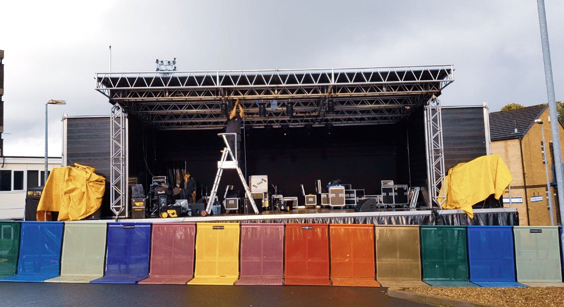 Who likes our colourful barriers? We’re almost set and ready to rock! 🕺🏻🎸🎉