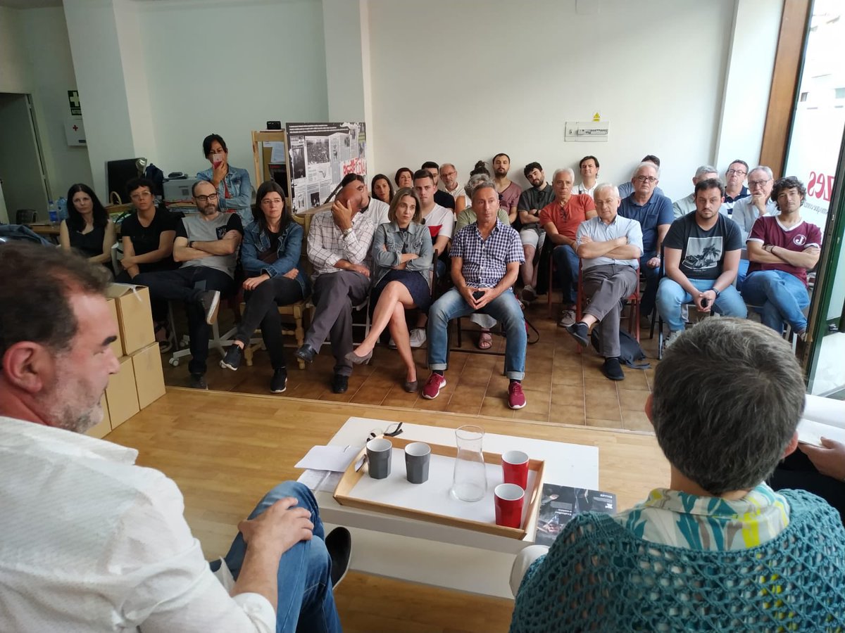 RevistaLuzes's tweet photo. “O nacionalismo galego ten unha gran bagaxe intelectual e humana, o que lle falta son políticos. E non pode haber ideoloxía sen política, nin política sen ideoloxía”, ⁦@anxo_quintana.⁩ Presentación da #Luzes69 #traballaraunion https://t.co/QBG4P8FlDW