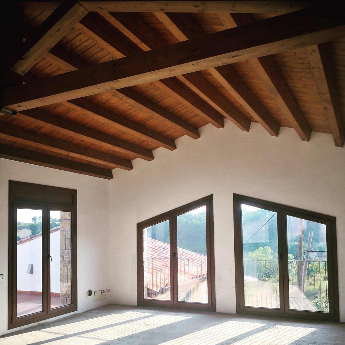 Obertures's tweet image. Tancaments de PVC Kömmerling Imitació Fusta amb vidres de control solar per casa unifamiliar al Moianès. 
Qualitat per casa teva ✔️                                               Obertures ⭐⭐⭐⭐⭐⭐