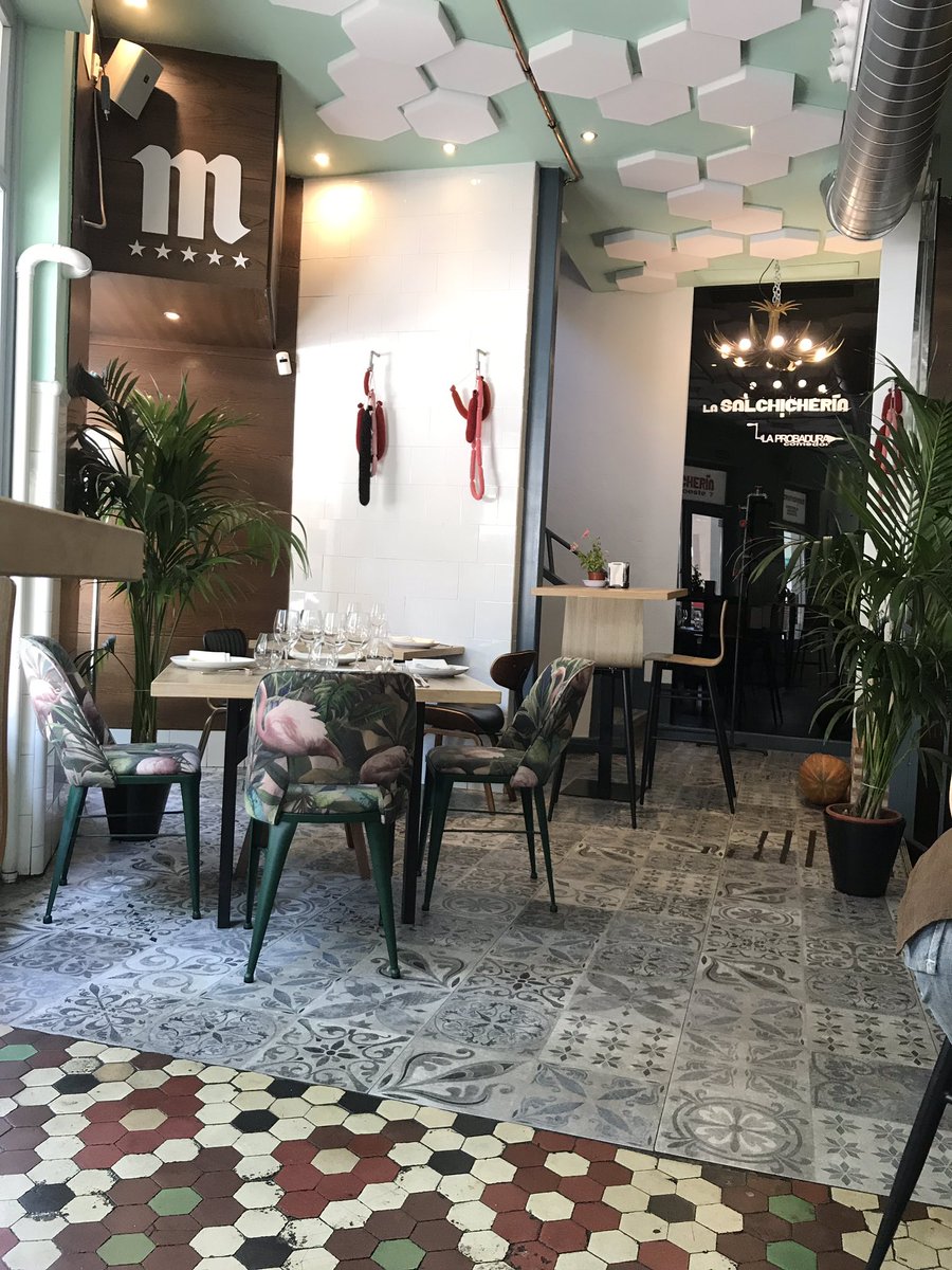 Dentro o fuera.
Elige dónde quieres cenar o tomar algo.
#lasalchichería #barra #restaurante #foodies #cocina #salamanca #barriodeloeste