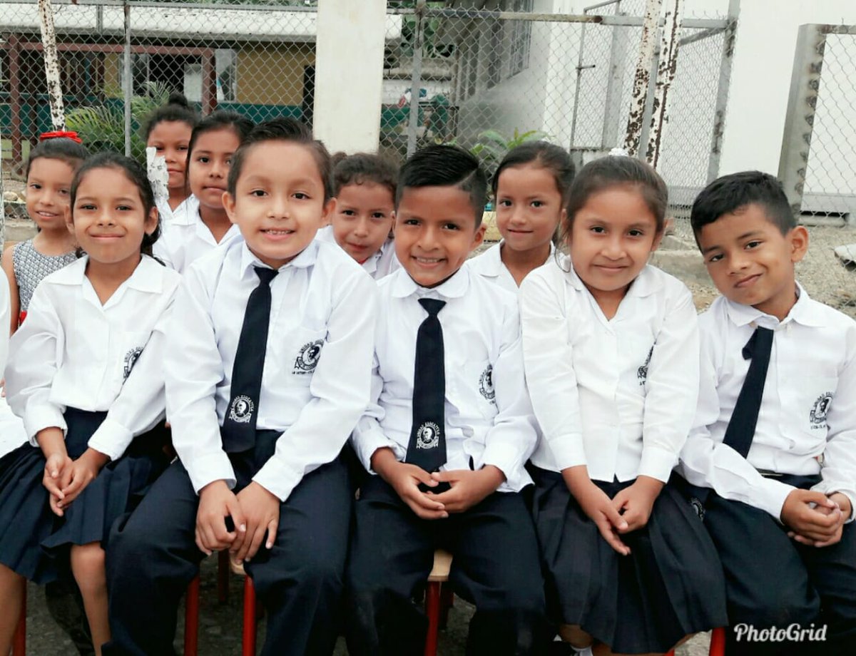 DeysyChamba's tweet photo. Unidad Educativa Rosa de Luxemburgo de la Parroquia  La Victoria realiza Posesión de Gobierno Estudiantil #Distrito07D06
@magdasalazarg https://t.co/vzcZuMaBul