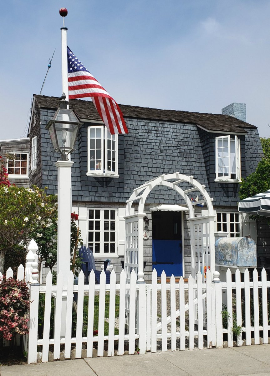 Visit this coastal BALBOA ISLAND cottage all decked out for summer! 
ciaonewportbeach.blogspot.com/2019/07/a-balb…  😍

#BALBOAISLAND #NEWPORTBEACH #COTTAGE #BEACHHOUSE