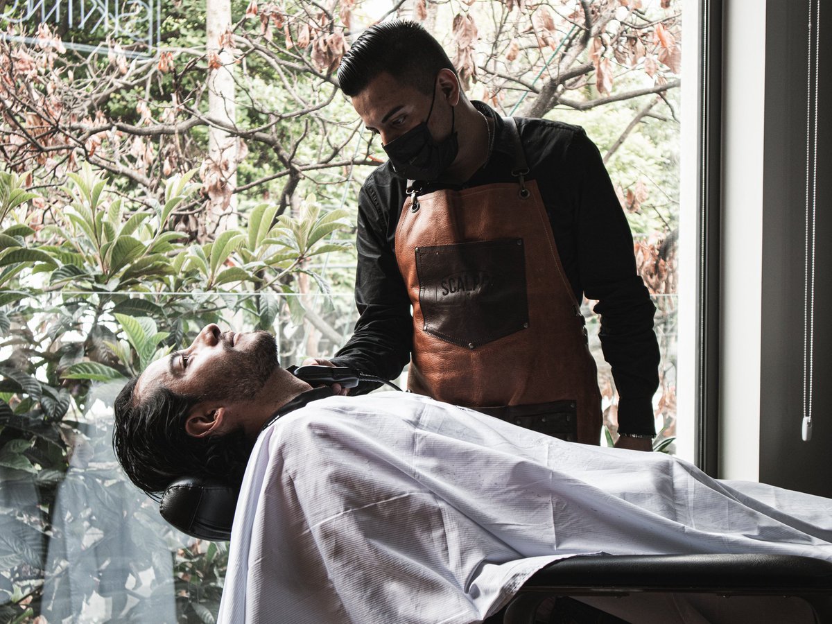 ScalperStudio's tweet photo. Inicia el fin de semana relajándote en un espacio 100% dedicado a ti. Disfruta de un trago, una cerveza o un café, mientras nuestros #ExpertosBarberos se encargan de dejar tu imagen impecable. Feliz viernes!
Agenda tu cita
🖥: https://t.co/eZHciT0ZeO
📱: (55) 1389-4344

#barberia https://t.co/W7yE3Dn02T