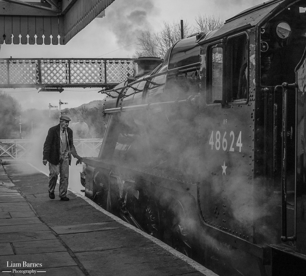 A scene from yesteryear?.... 

Stanier 8F 48624, and a brief stop at Ramsbottom gives the Driver a chance to check over his loco...

13/3/2017 @eastlancsrly #steam #1960s