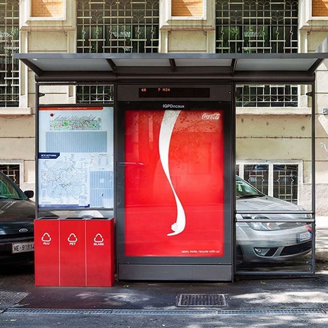 designmaodevaca's tweet photo. Abra, saboreie e recicle conosco. Coca-Cola usando os elementos gráficos da marca com criatividade 😍#design #designer #dmv #art #creative #criativo https://t.co/74LngzgPoq